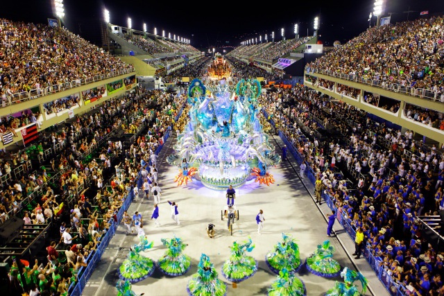 Rio Carnival được người dân khắp nơi trên thế giới đón chờ và đăng ký thưởng thức vào hằng năm. Nguồn ảnh: carolinebonelli.wordpress.com