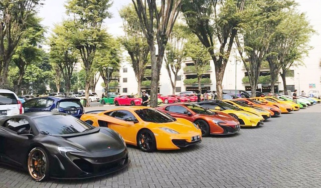 Đại gia Việt rủng rỉnh tiền tỷ, mua siêu xe vẫn chây ì nợ nần - 3
Những chiếc xe sang có giá cả chục tỷ, thậm chí vài chục tỷ đồng