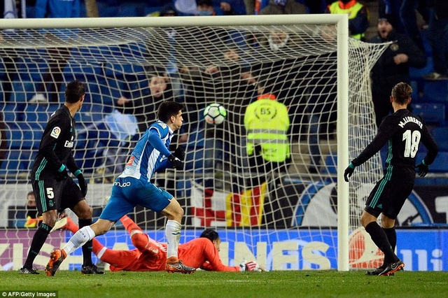 Những khoảnh khắc Real Madrid thua cay đắng tại xứ Catalonia - 11
Thủ thành Navas bất lực khi Moreno ghi bàn duy nhất của trận đấu cho Espanyol