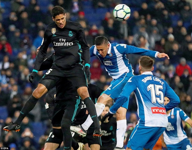 Những khoảnh khắc Real Madrid thua cay đắng tại xứ Catalonia - 6
Real Madrid mắc khá nhiều sai lầm trong phòng ngự ở trận đấu này