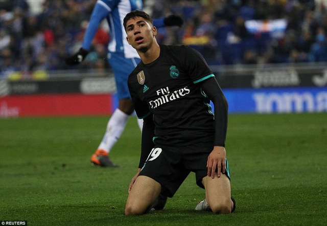 Những khoảnh khắc Real Madrid thua cay đắng tại xứ Catalonia - 3
Hậu vệ Hakimi không hoàn thành nhiệm vụ khi được trao cơ hội đá chính