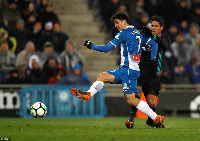 Những khoảnh khắc Real Madrid thua cay đắng tại xứ Catalonia - 2
Gerard Moreno vượt qua Varane để ghi bàn thắng duy nhất ở phút 90+3