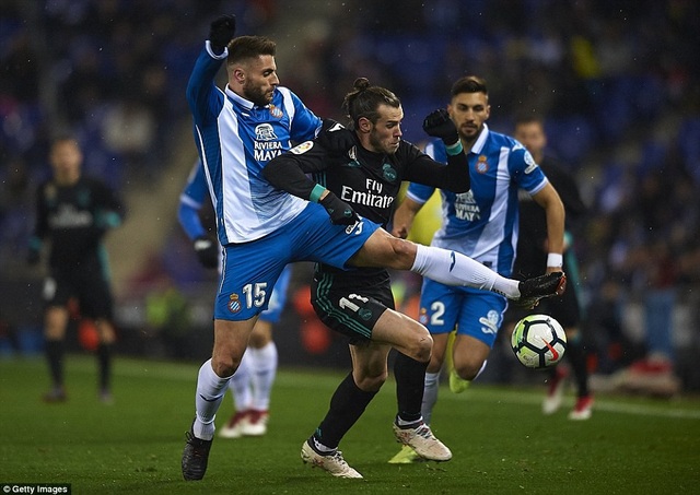 Những khoảnh khắc Real Madrid thua cay đắng tại xứ Catalonia - 1
Bale trong tình huống tranh chấp với Victor Sanchez, Real Madrid đã chơi bế tắc ở hiệp 1
