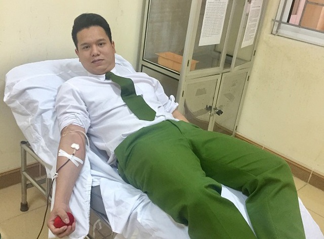 Trung úy công an vượt hàng chục km hiến máu cứu người đang nguy kịch - 1 Hình ảnh Trung úy Nguyễn Tiến Dũng hiến máu cứu người tại BVĐK Hà Tĩnh.