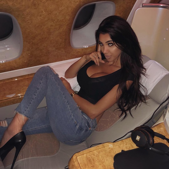 Chloe Khan "lộ" vòng một ngoại cỡ - 7
Chloe Khan thường khoe cuộc sống sang chảnh, sành điệu khiến fans ngưỡng mộ.