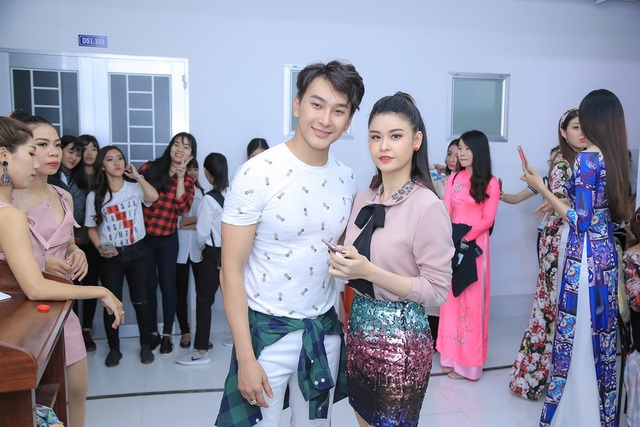 Hoàng Kỳ Nam bất ngờ tặng hoa cho Trương Quỳnh Anh trên sân khấu - 9 Hoàng Kỳ Nam bất ngờ tặng hoa cho Trương Quỳnh Anh trên sân khấu - 9