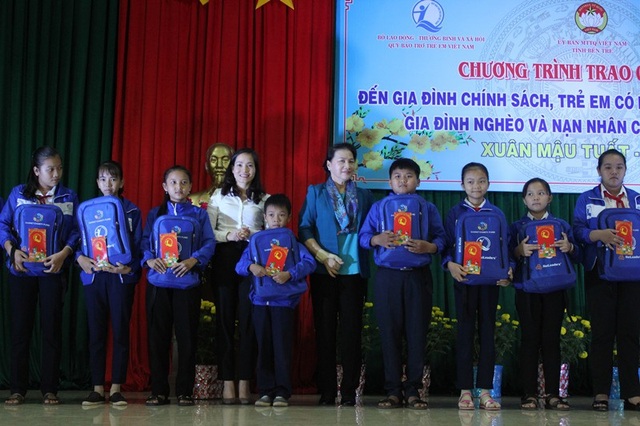 Chủ tịch Quốc hội tặng quà tết tại Bến Tre - 2
Chủ tịch Quốc hội trao quà tết cho trẻ em nghèo tại Bến Tre