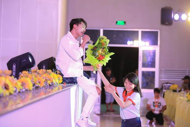 Hoàng Kỳ Nam bất ngờ tặng hoa cho Trương Quỳnh Anh trên sân khấu - 11 Hoàng Kỳ Nam bất ngờ tặng hoa cho Trương Quỳnh Anh trên sân khấu - 11