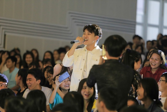 Hoàng Kỳ Nam bất ngờ tặng hoa cho Trương Quỳnh Anh trên sân khấu - 12 Hoàng Kỳ Nam bất ngờ tặng hoa cho Trương Quỳnh Anh trên sân khấu - 12
