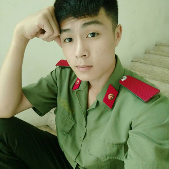Đi đón Phan Văn Đức, nữ CĐV “phát cuồng” vì nam sinh điển trai xứ Nghệ - 3 Đi đón Phan Văn Đức, nữ CĐV “phát cuồng” vì nam sinh điển trai xứ Nghệ - 3