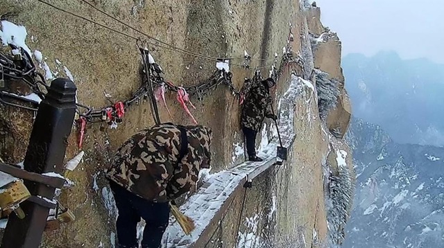 Công việc nguy hiểm bậc nhất thế giới trên vách núi tuyết - 6 Zhang Dongdong, 26 tuổi, là một trong những công nhân đã làm việc 3 năm tại đây. Zhang cho biết hiện có 4 người đảm nhiệm việc bảo trì và vệ sinh con đường qua vách đá này. Vì đòi hỏi phải có tinh thần thép, công nhân tại đây thường ở độ tuổi dưới 30 và các nhóm công nhân đã thay đổi 5 lần kể từ năm 2005. Zhang cho biết anh và các đồng nghiệp đã quen với môi trường làm việc trên cao và luôn đeo dây bảo hộ an toàn khi dọn tuyết.