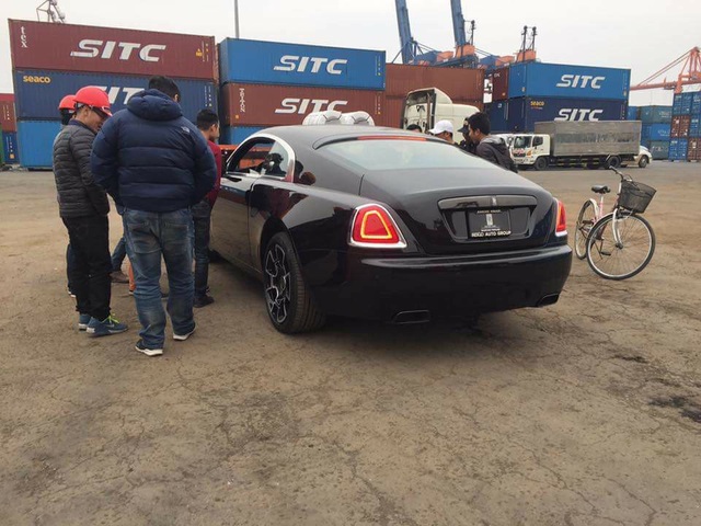 Xôn xao cộng đồng mạng vì xe Rolls-Royce trị giá hàng chục tỷ cập cảng - 8 Xôn xao cộng đồng mạng vì xe Rolls-Royce trị giá hàng chục tỷ cập cảng - 8