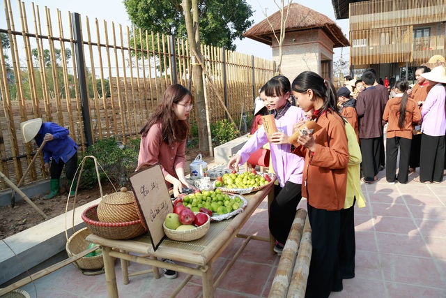 Học sinh Hà Nội học Lịch sử, Văn học, Mỹ thuật qua không gian tết làng quê Bắc bộ - 2 Chợ làng