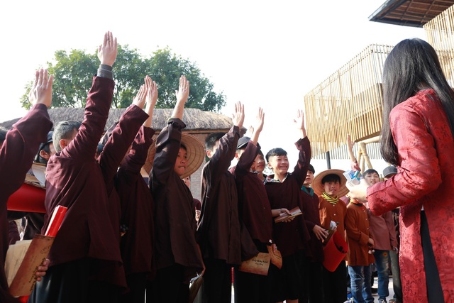 Học sinh Hà Nội học Lịch sử, Văn học, Mỹ thuật qua không gian tết làng quê Bắc bộ - 4 Học sinh Hà Nội học Lịch sử, Văn học, Mỹ thuật qua không gian tết làng quê Bắc bộ - 4