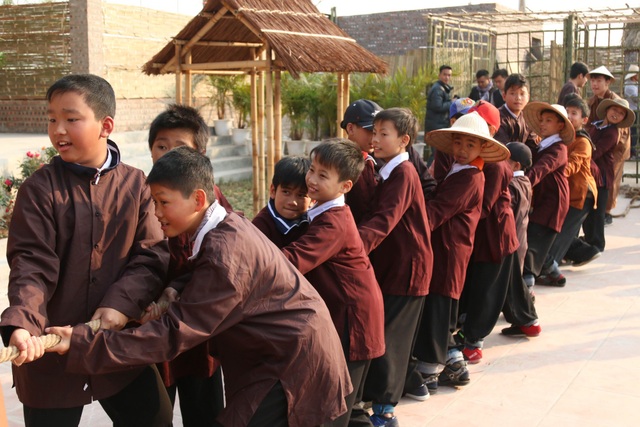 Học sinh Hà Nội học Lịch sử, Văn học, Mỹ thuật qua không gian tết làng quê Bắc bộ - 7 Trò chơi kéo co