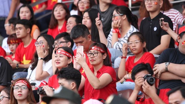 U23 Việt Nam kéo phái nữ tới sân bóng - 2
Các khuôn mặt trên khán đài đa số là nữ
