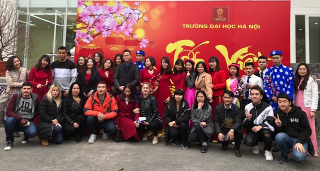 Sinh viên ngoại quốc tưng bừng tham gia tìm hiểu Tết Việt - 1
Sinh viên ngoại quốc trường ĐH Hà Nội