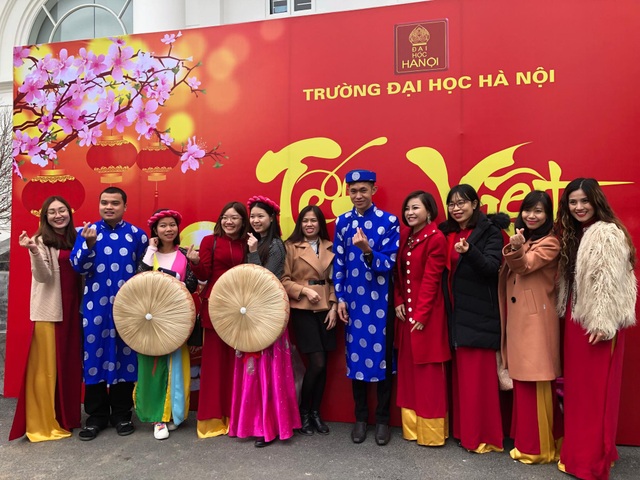 Sinh viên ngoại quốc tưng bừng tham gia tìm hiểu Tết Việt - 7
Các sinh viên nước ngoài trong trang phục truyền thống của người Việt