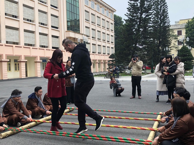 Sinh viên ngoại quốc tưng bừng tham gia tìm hiểu Tết Việt - 2 Sinh viên ngoại quốc tưng bừng tham gia tìm hiểu Tết Việt - 2