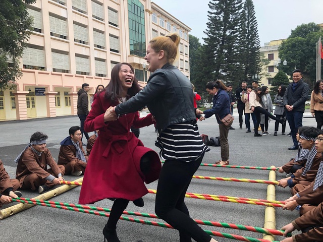 Sinh viên ngoại quốc tưng bừng tham gia tìm hiểu Tết Việt - 3
Sinh viên ngoại quốc hào hứng với tiết mục nhảy sạp