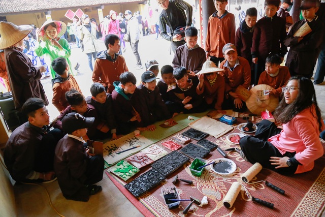 Học sinh Hà Nội học Lịch sử, Văn học, Mỹ thuật qua không gian tết làng quê Bắc bộ - 9 Tìm hiểu về tranh Đông hồ tại hội xuân làng Chòng