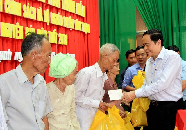 Hộ nghèo, gia đình chính sách tại Cần Thơ nhận quà Tết sớm - 2 Chủ tịch Trần Thanh Mẫn trao quà cho các hộ nghèo, gia đình chính sách huyện Vĩnh Thạnh