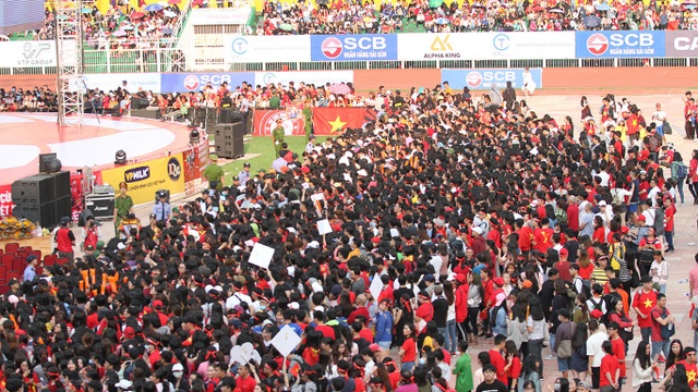 U23 Việt Nam kéo phái nữ tới sân bóng - 1
Bên trong sân Thống Nhất đông nghịt người...