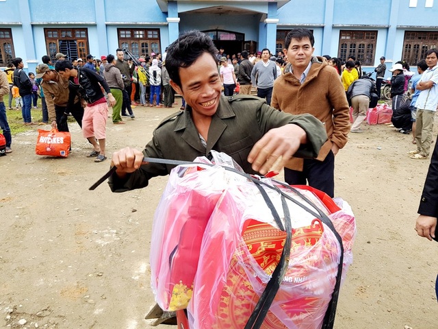 "Đừng để Tết đến nơi mà trong nhà đồng bào không có gì" - 6 Anh Hồ Văn Hùng – một trong những hộ dân bị sạt lở trôi hết nhà cửa nhận quà Tết