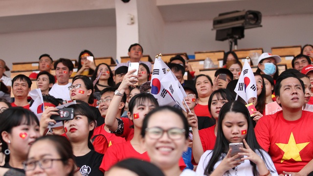 U23 Việt Nam kéo phái nữ tới sân bóng - 7
... trên khán đài sân Thống Nhất còn xuất hiện cờ Hàn Quốc, quê hương của HLV Park Hang Seo