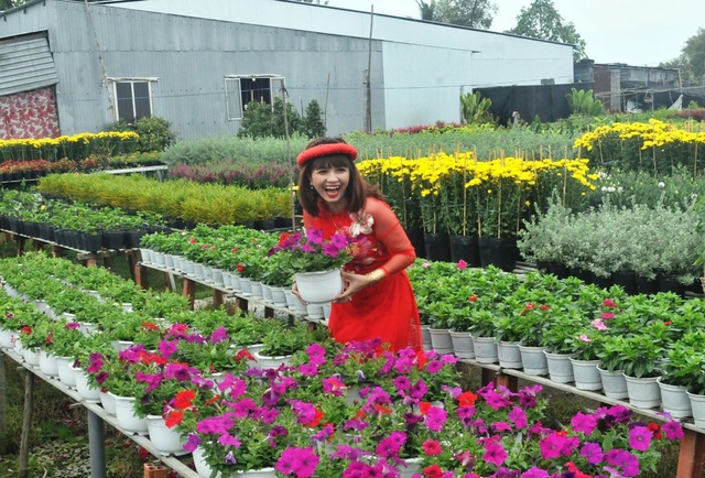 Giới trẻ miền Tây hào hứng tạo dáng ở làng hoa Sa Đéc - 7 Cười tươi bên hoa....
