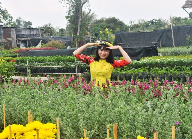 Giới trẻ miền Tây hào hứng tạo dáng ở làng hoa Sa Đéc - 1
Vào những ngày này Làng hoa Sa Đéc thu hút hàng nghìn lượt khách đến tham quan. Đông nhất là các bạn trẻ... từ khắp nơi đến tham quan và chụp ảnh lưu niệm
