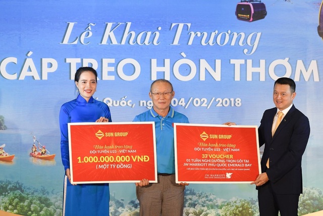 Ông Park Hang Seo là một trong những vị khách đầu tiên trải nghiệm cáp treo Hòn Thơm - 1 Ông Park Hang Seo là một trong những vị khách đầu tiên trải nghiệm cáp treo Hòn Thơm - 1