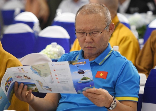 Ông Park Hang Seo là một trong những vị khách đầu tiên trải nghiệm cáp treo Hòn Thơm - 4 Ông Park Hang Seo là một trong những vị khách đầu tiên trải nghiệm cáp treo Hòn Thơm - 4