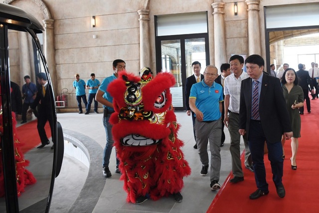 Ông Park Hang Seo là một trong những vị khách đầu tiên trải nghiệm cáp treo Hòn Thơm - 3
Ông Park Hang Seo là một trong những vị khách đầu tiên trải nghiệm cáp treo Hòn Thơm