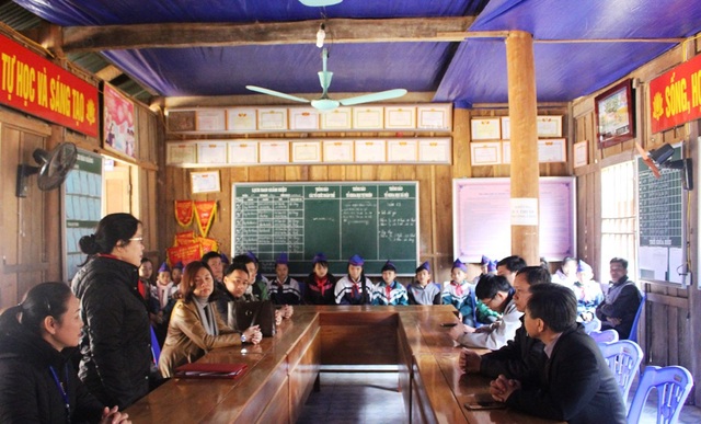 Khen thưởng 3 cô giáo đỡ đẻ cho sản phụ trên đường - 5
...và thăm các em học sinh, thầy cô giáo Trường Tiểu học xã Hữu Khuông.