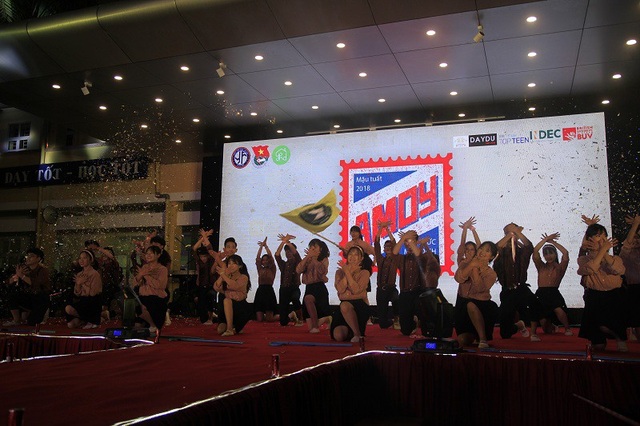 Học sinh Hà Nội trải nghiệm gala "Tết thời bao cấp" - 1 Đêm gala “Ký - Ức Mậu Dịch” mở màn với phong trào “nhảy Tân thời” lần lượt của hợp tác xã (HTX) Êm ấm, HTX Nhân Ái và HTX An Vui.