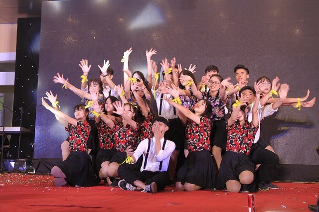 Học sinh Hà Nội trải nghiệm gala "Tết thời bao cấp" - 5 Sau 2 phần thi của cả 6 HTX, cuối cùng BTC đã chọn ra 3 HTX xuất sắc nhất, hội tụ đầy đủ các tiêu chí do chương trình đặt ra. HTX Êm ấm giành giải nhất 320 điểm, HTX Nhân Ái về nhì với 280 điểm và HTX Ý Chí 270 điểm.