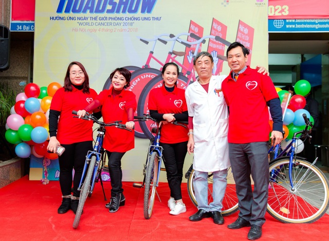 NSND Lan Hương, Trà My đạp xe truyền thông điệp về ung thư - 4 Các nghệ sĩ và các bác sĩ chụp ảnh lưu niệm trước khi diễu hành.