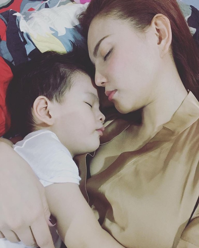 Thu Thủy trải lòng về cuộc sống hai mẹ con sau khi ly hôn - 1 Thu Thủy chia sẻ, khi xem sản phẩm âm nhạc mới nhất của mình, cô không vui mà còn rơi nước mắt khi thấy có hình ảnh con trai trong đó....