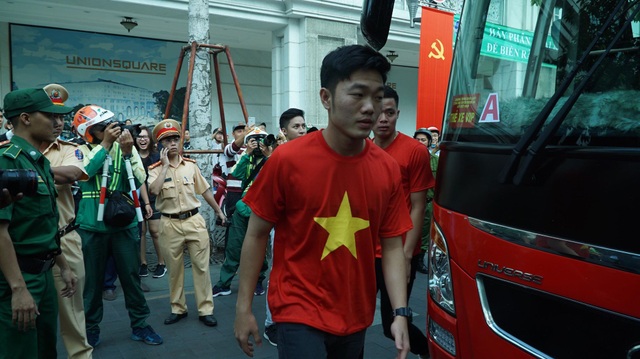 Tuyển thủ U23 Việt Nam dâng hương tại tượng đài Bác Hồ - 3
Thủ quân Lương Xuân Trường đã có mặt tại TPHCM ngày hôm qua