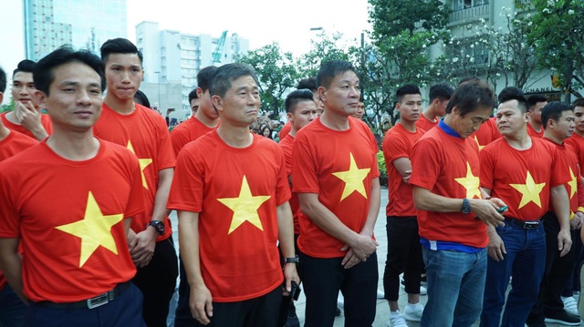 Tuyển thủ U23 Việt Nam dâng hương tại tượng đài Bác Hồ - 8
Theo lịch trình, 17h các tuyển thủ sẽ có mặt ở sân Thống Nhất để giao lưu với người hâm mộ TPHCM