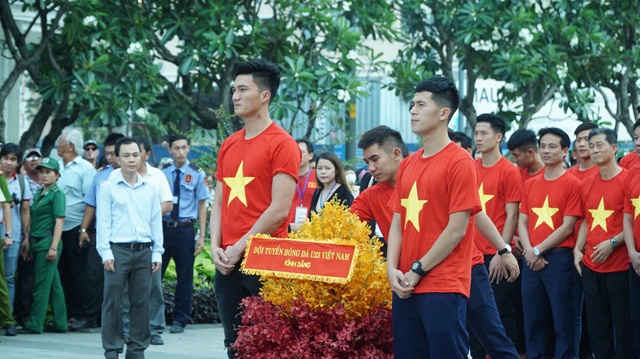 Tuyển thủ U23 Việt Nam dâng hương tại tượng đài Bác Hồ - 6
Các tuyển thủ U23 Việt Nam dâng hương tại tượng đài Bác Hồ, báo công chiến tích lịch sử tại giải U23 châu Á