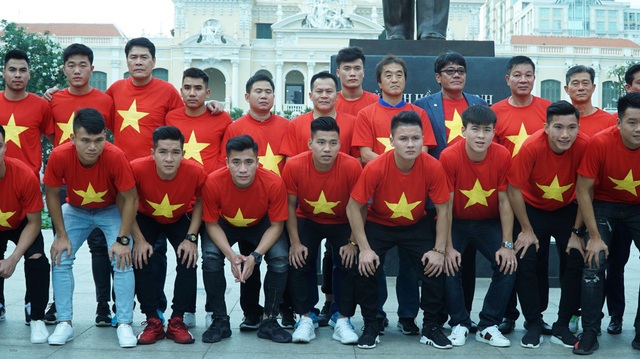 Tuyển thủ U23 Việt Nam dâng hương tại tượng đài Bác Hồ - 4
15h00 ngày 4/2, toàn thể đội U23 Việt Nam đã có mặt ở phố đi bộ Nguyễn Huệ để dâng hương tại tượng đài Bác Hồ