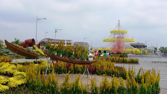 Chợ nổi… ở phố biển sẽ hút khách khách tham quan dịp tết - 3 Người dân phố biển, du khách sẽ không khỏi ngỡ ngàng khi lần đầu tiên được tận mắt nhìn thấy không gian chợ nổi mang nét đặc trưng của dân thương hồ miền Tây Nam Bộ với những chiếc ghe chở đầy ấp hoa, quả cùng sản vật khác