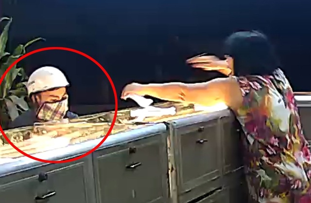 Video tên cướp đập tủ kính cướp tiệm vàng táo tợn tại Bình Dương - 2 Tên cướp đập tủ kính lấy vàng trước sự cố gắng ngăn cản của bà chủ tiệm vàng.