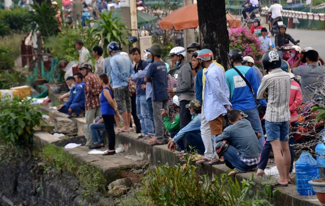 Nghi bị rượt đuổi, nam thanh niên nhảy kênh Tàu Hủ mất tích - 3 Nhiều người dân hiếu kì theo dõi lực lượng chức năng tìm kiếm
