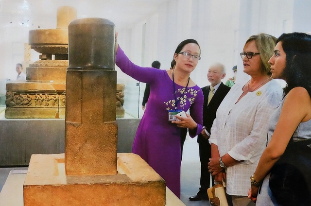 Ấn tượng APEC - dấu ấn Việt Nam, dấu ấn Đà Nẵng qua ảnh - 10 Bà Nancy Ann Lange - phu nhân tổng thống Peru tham quan Bảo tàng Điêu khắc Chăm - Đà Nẵng