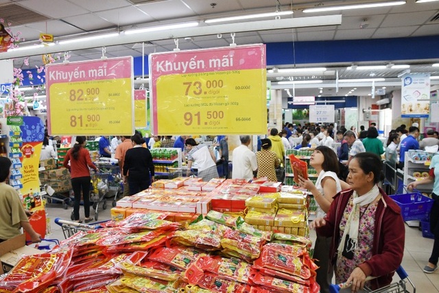 Giò chả, bánh kẹo và đồ trang trí Tết đồng loạt giảm giá mạnh tại Co.opmart - 1 Các loại giò chả lạp xưởng đang vào mùa giảm giá mạnh tại Co.opmart