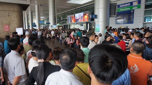 Việt kiều về quê ăn Tết, một người về mà 16 người đón, tiễn! - 2 Việt kiều về quê ăn Tết, một người về mà 16 người đón, tiễn! - 2