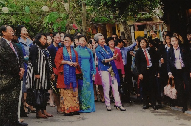Ấn tượng APEC - dấu ấn Việt Nam, dấu ấn Đà Nẵng qua ảnh - 9 Đoàn phu nhân lãnh đạo các nền kinh tế thành viên APEC tham quan phố cổ Hội An